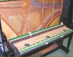 interieur piano droit sans clavier ni mécanique